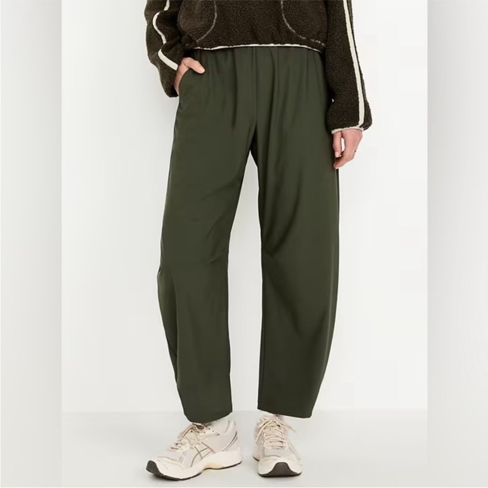 NWT! Old Navy Ancient Forest High-Waisted Sleektech Barrel Ankle Pant